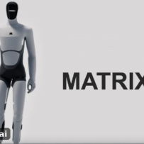 WAIC 2026现场：Matrix Robotics四台MATRIX-3人形机器人同时做咖啡、猜拳、递水，号称通用AI已能“零切换”上岗