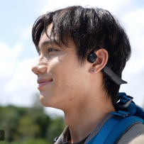 耳机也开始“长眼睛”了：Auriview X1 把 4K 相机和 AI 塞进骨传导头带