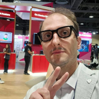 Google 智能眼镜原型上手：AI 助手比 Meta 更主动，但单眼显示让人眼酸