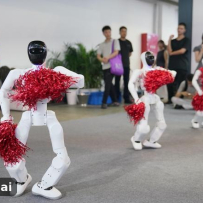 WAIC 2026惊现机器人齐舞：松延动力多款人形机器人亮相，万元级小布米能OTA升级