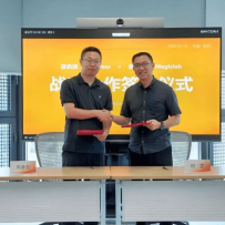 WAIC 2026现场：魔法原子三款机器人齐发，能扣篮能巡逻，还签了速卖通出海