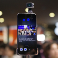 会抬头的手机开始预约了：荣耀 Robot Phone 在 WAIC 补上 Agentic OS