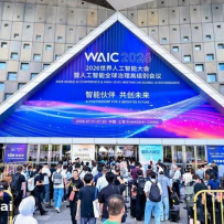 WAIC上曝出“三重角色”AI终端，六联智能要把端侧落地做成开箱即用