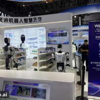 三台机器人合伙开药房：蚂蚁灵波让不同品牌机器共用一个“大脑”